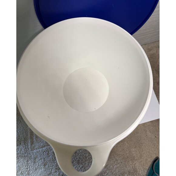 Tupperware 12 Cup White Thatsa Bowl #2677 with Blue Butterfly Lid 2515 - Picture 5 of 9